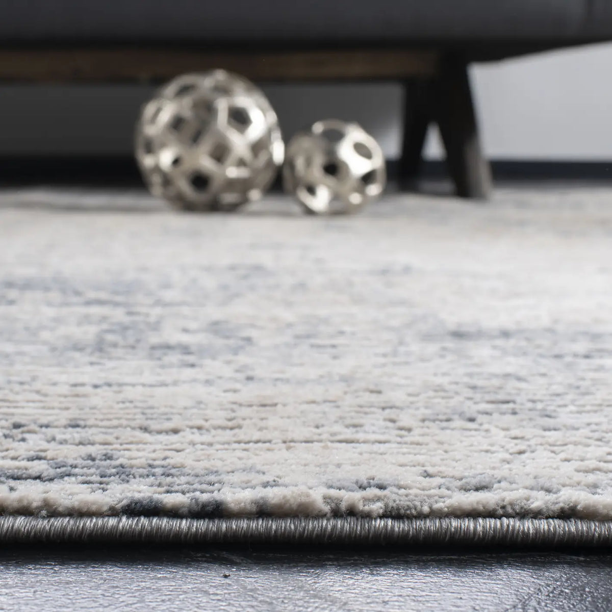 Safavieh Invista 4'-0" x 6'-0" Rug in Cream / Charcoal