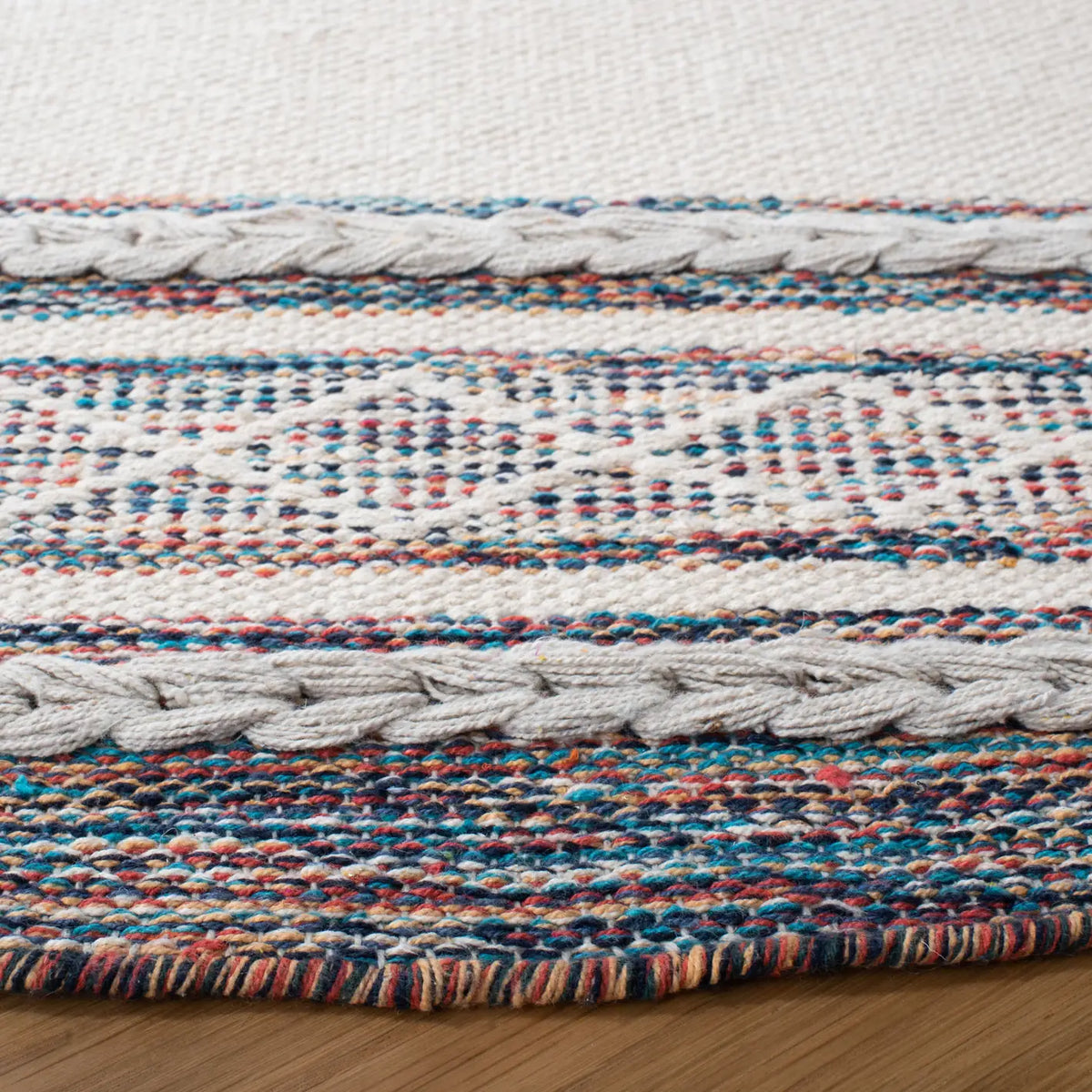 Safavieh Montauk 6'-0" x 6'-0" Rug in Beige / Blue