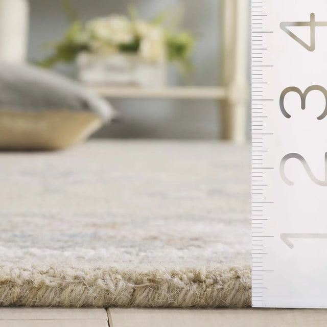 Safavieh Heritage 4'-0" x 6'-0" Rug in Beige / Ivory