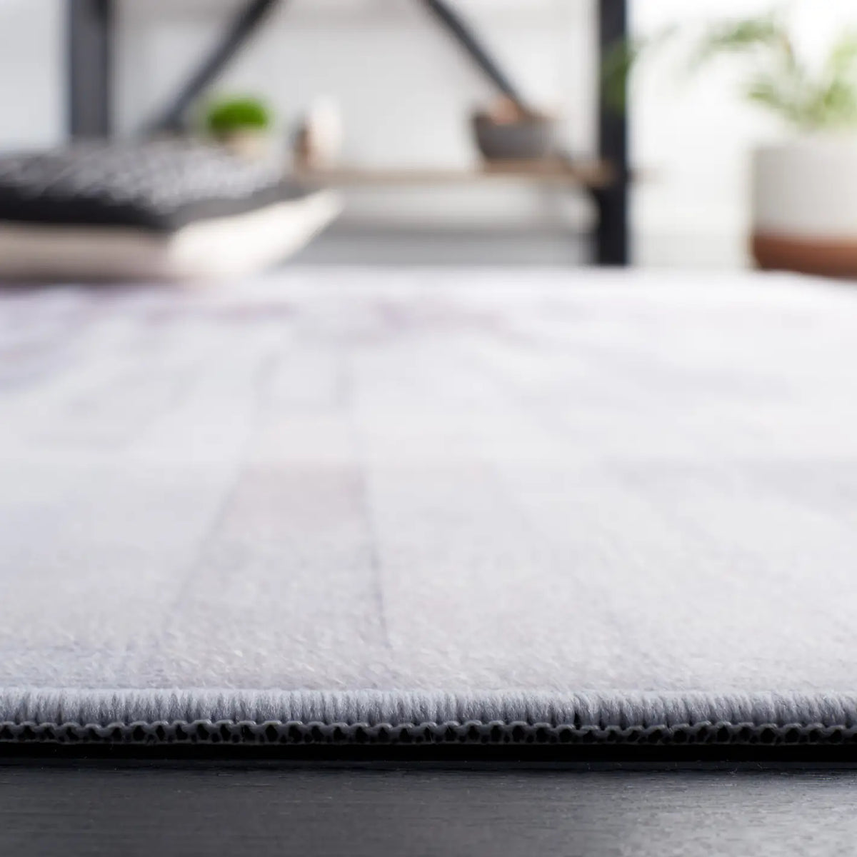 Safavieh Faux Hide 4'-0" x 6'-0" Rug in Ivory / Light Grey