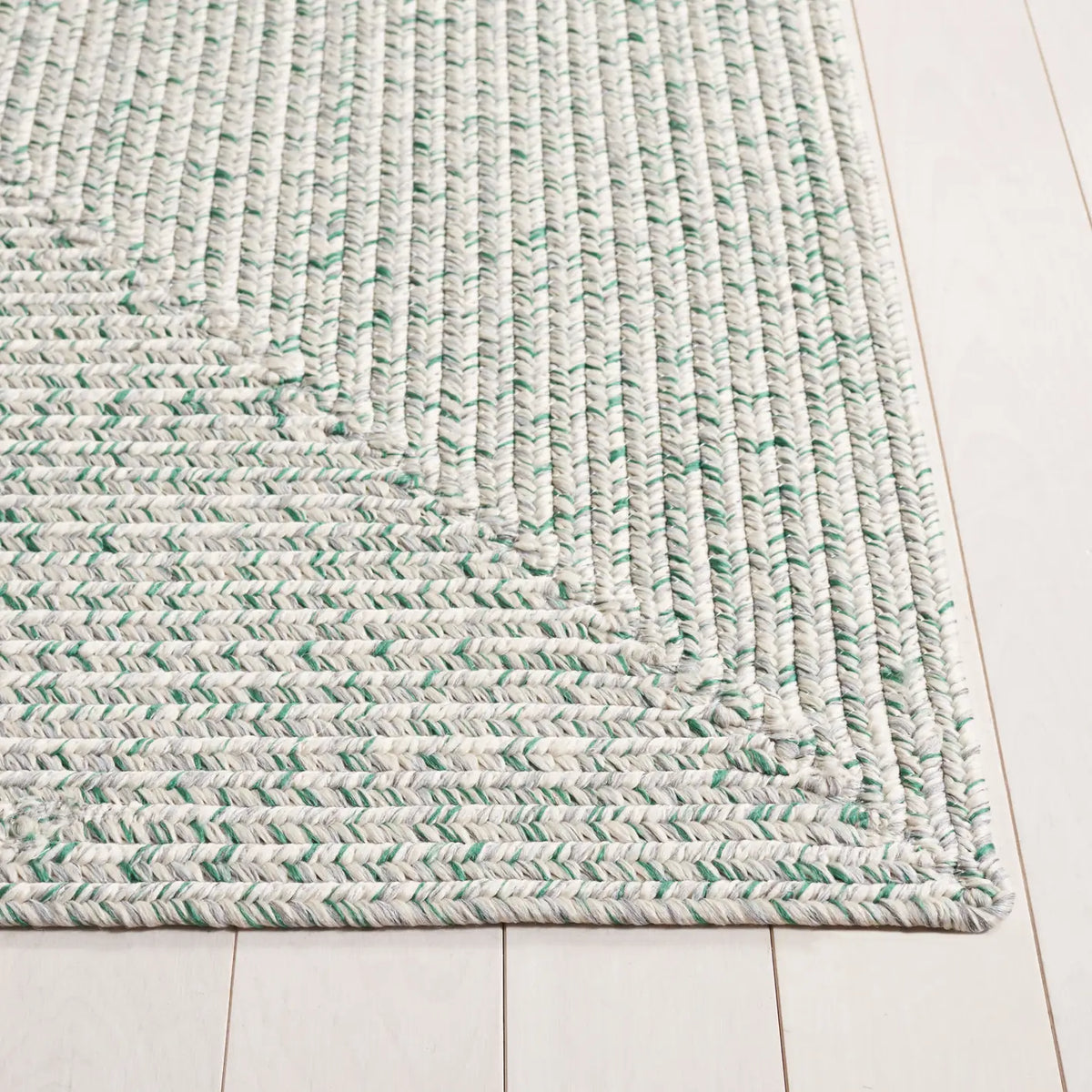 Safavieh Braided 4'-0" x 6'-0" Rug in Ivory / Green