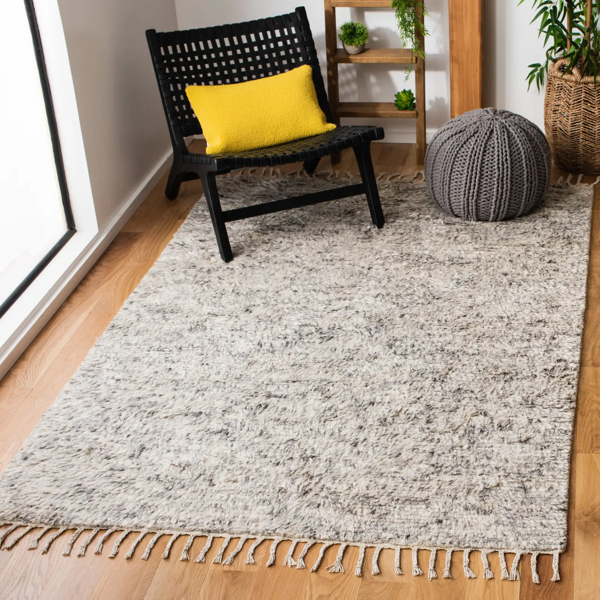 Safavieh Casablanca 5'-0" x 8'-0" Rug in Silver