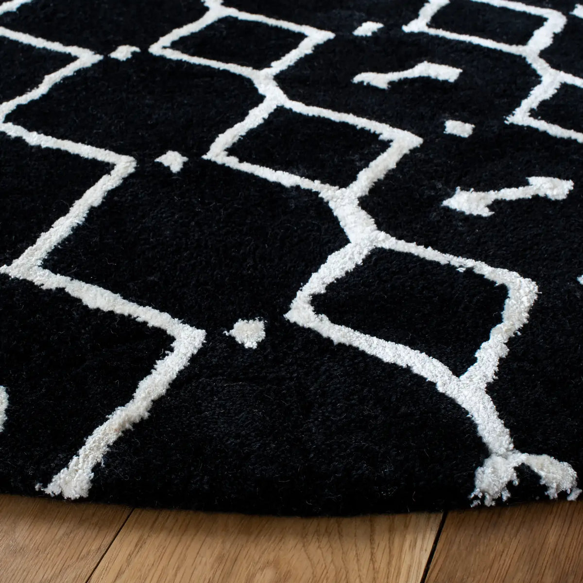 Safavieh Himalaya 6'-0" x 6'-0" Rug in Black / Ivory