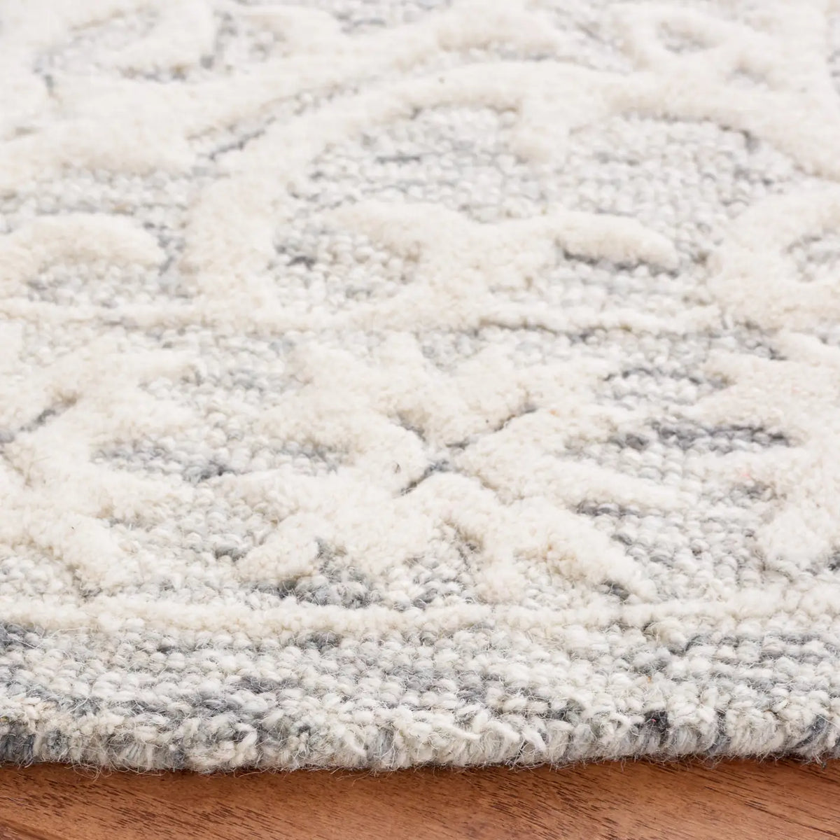 Safavieh Metro 6'-0" x 6'-0" Rug in Silver / Ivory