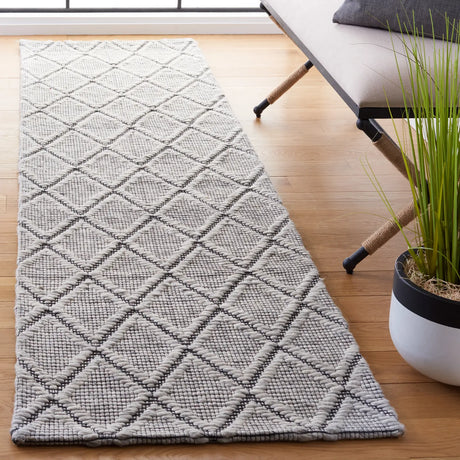 Safavieh Marbella 2'-3" x 9'-0" Rug in Light Grey / Black