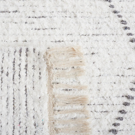 Safavieh Casablanca 4'-0" x 6'-0" Rug in Ivory / Grey