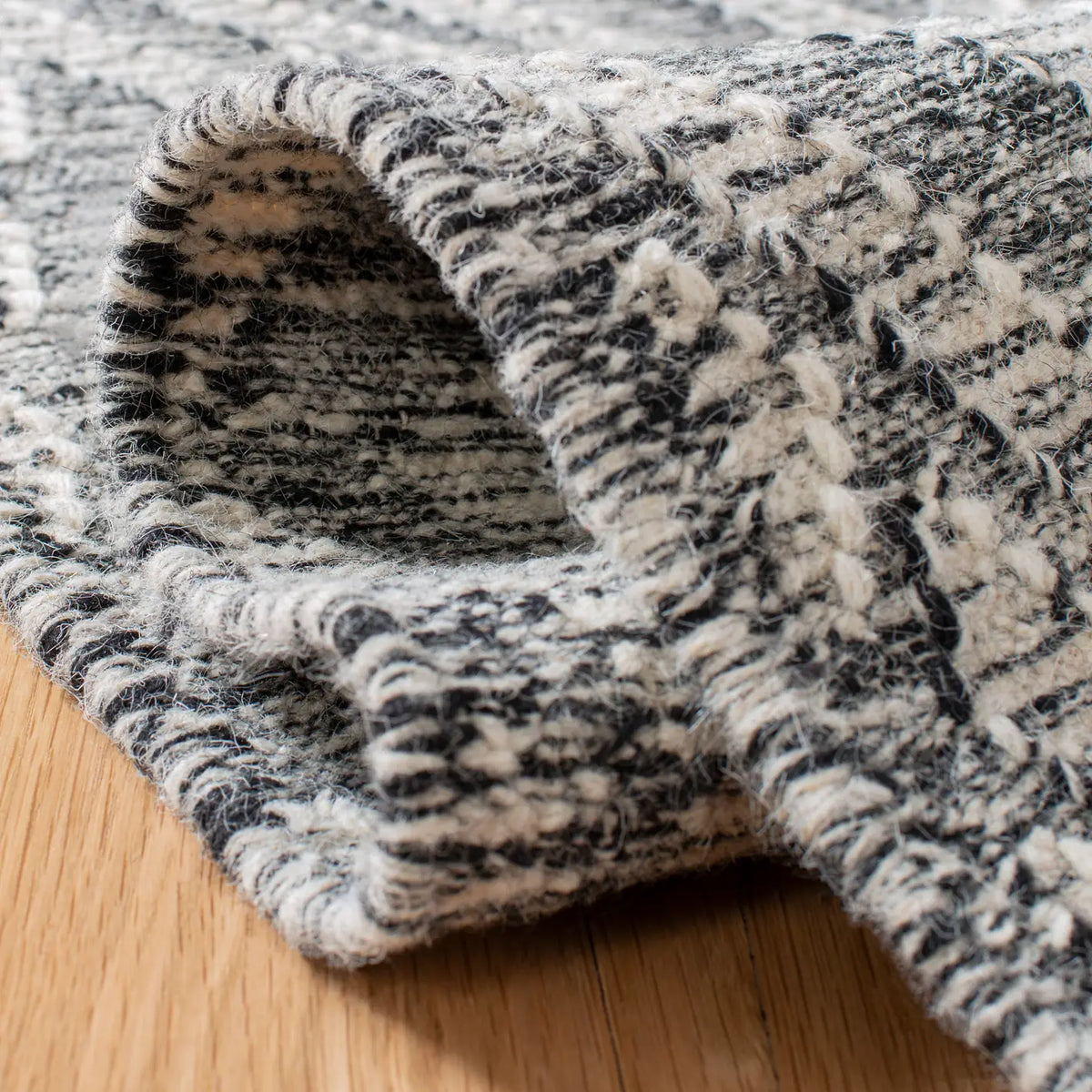 Safavieh Kilim 4'-0" x 6'-0" Rug in Black / Ivory