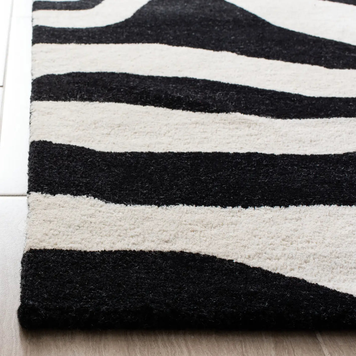 Safavieh Soho 5'-0" x 8'-0" Rug in White / Black