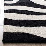 Safavieh Soho 5'-0" x 8'-0" Rug in White / Black