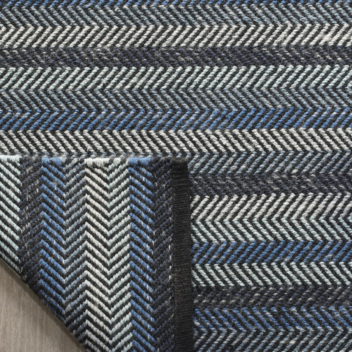 Safavieh Striped Kilim 5'-0" x 8'-0" Rug in Blue
