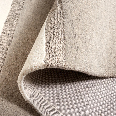 Safavieh Fifth Avenue 4'-0" x 6'-0" Rug in Ivory / Grey