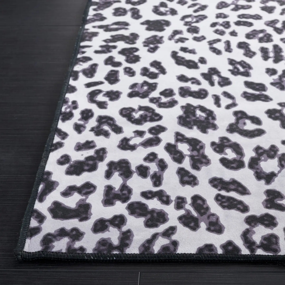 Safavieh Faux Hide 4'-0" x 6'-0" Rug in Ivory / Black