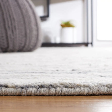 Safavieh Casablanca 4'-0" x 6'-0" Rug in Grey / Ivory