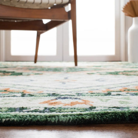 Safavieh Aspen 4'-0" x 6'-0" Rug in Green / Ivory