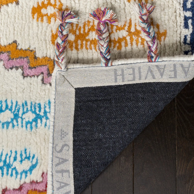 Safavieh Casablanca 5'-0" x 8'-0" Rug in Ivory / Multi