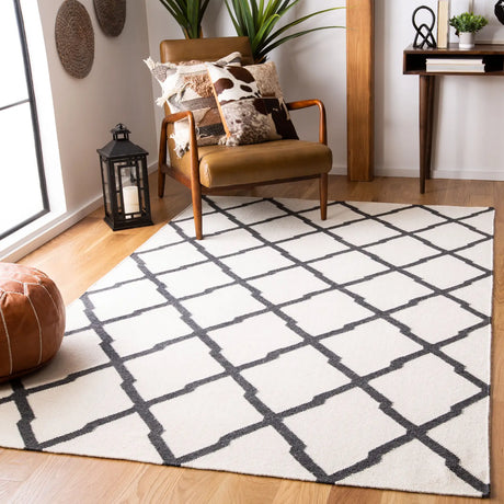 Safavieh Dhurries 5'-0" x 8'-0" Rug in Ivory / Charcoal