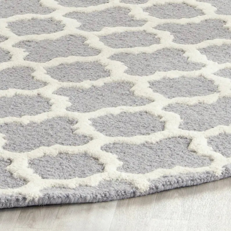 Safavieh Cambridge 6'-0" x 6'-0" Rug in Silver / Ivory