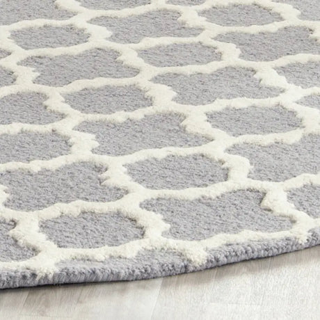 Safavieh Cambridge 6'-0" x 6'-0" Rug in Silver / Ivory