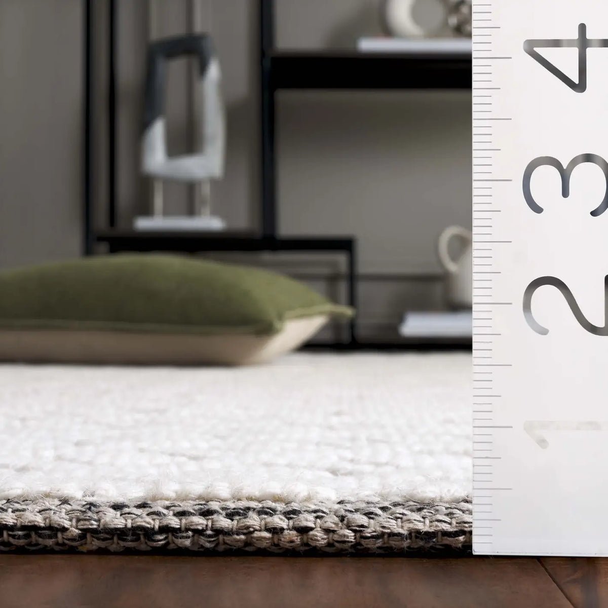 Safavieh Vermont 4'-0" x 6'-0" Rug in Ivory / Grey