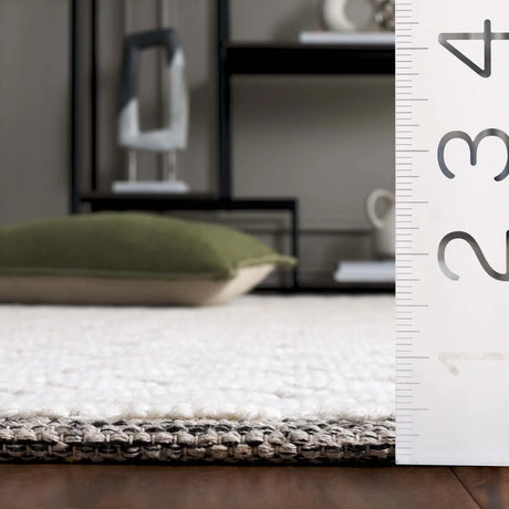 Safavieh Vermont 4'-0" x 6'-0" Rug in Ivory / Grey