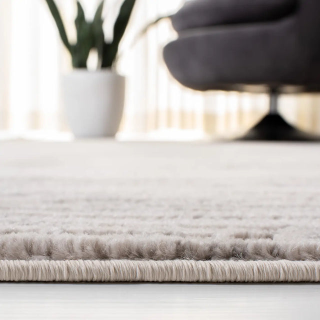 Safavieh Skyler 4'-5" x 6'-5" Rug in Light Grey / Ivory