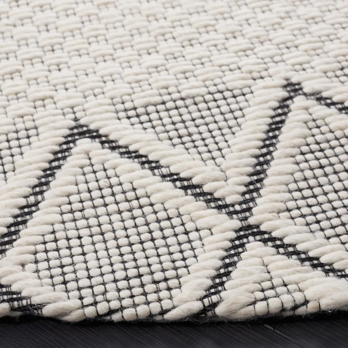 Safavieh Marbella 6'-0" x 6'-0" Rug in Ivory / Black