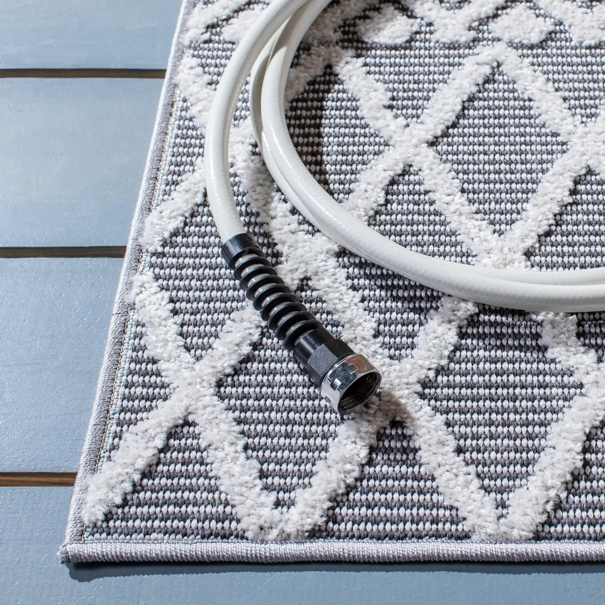Safavieh Cabana 4'-5" x 6'-5" Rug in Ivory / Grey