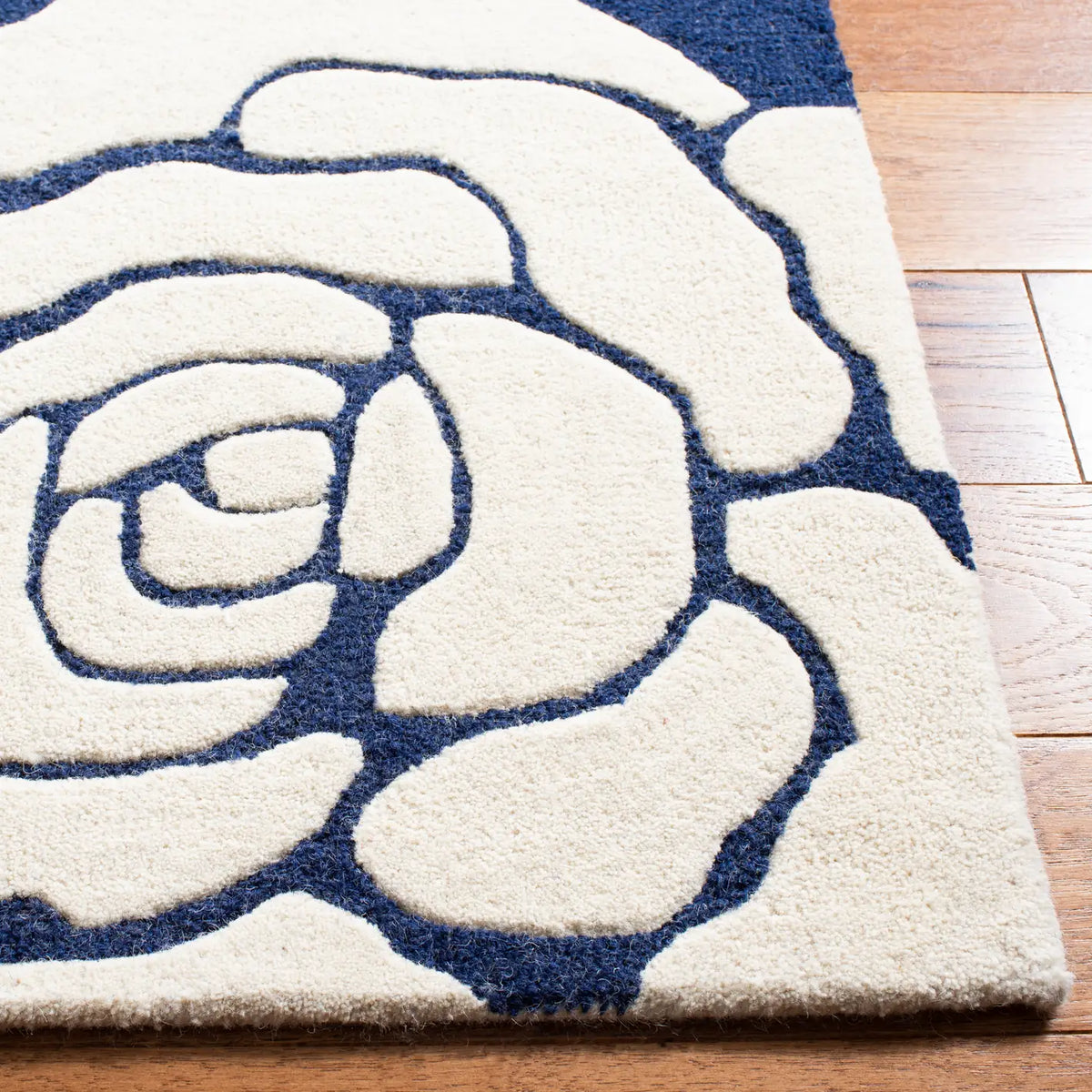 Safavieh Cambridge 4'-0" x 6'-0" Rug in Navy / Ivory