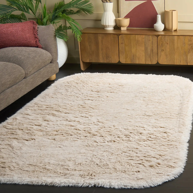 Safavieh Casablanca 4'-0" x 6'-0" Rug in Beige / Ivory