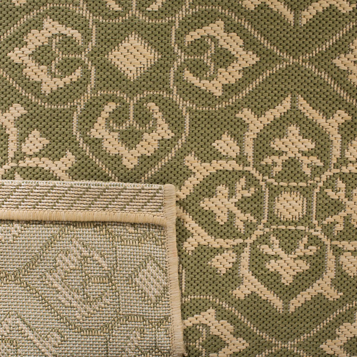 Safavieh Courtyard 4'-0" x 5'-7" Rug in Green / Creme