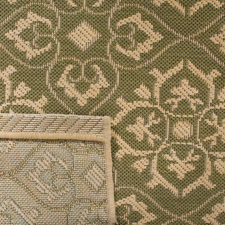Safavieh Courtyard 4'-0" x 5'-7" Rug in Green / Creme