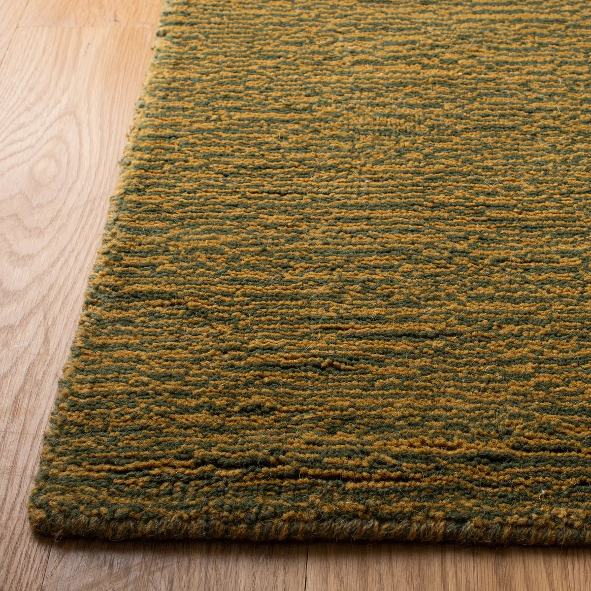 Safavieh Himalaya 4'-0" x 6'-0" Rug in Green