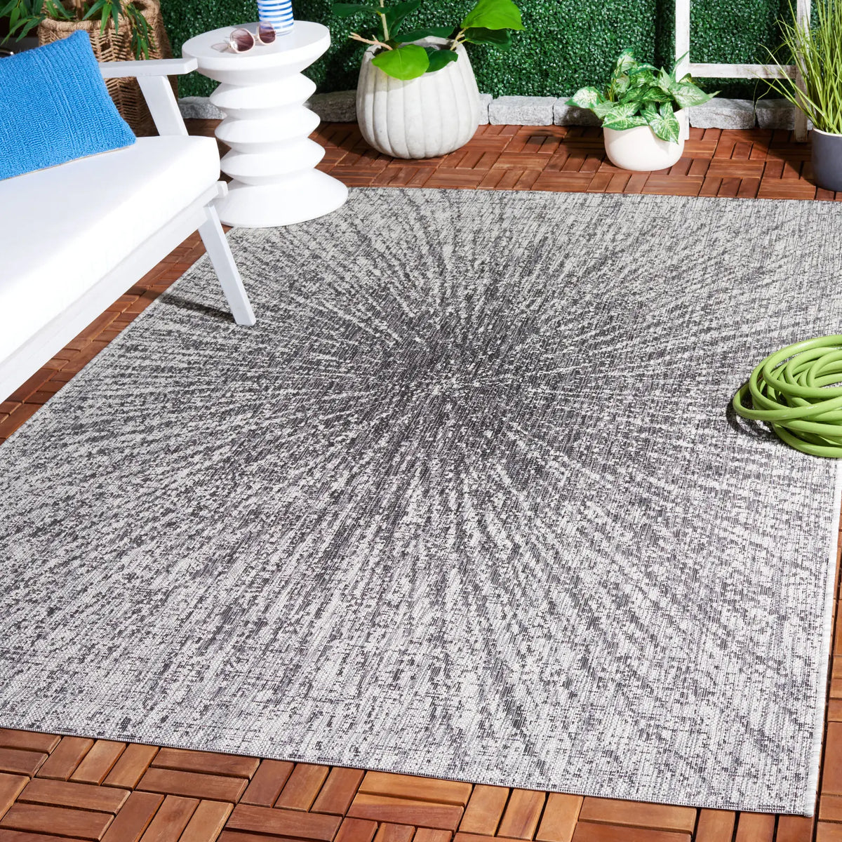 Safavieh Courtyard 5'-3" x 7'-7" Rug in Grey / Black