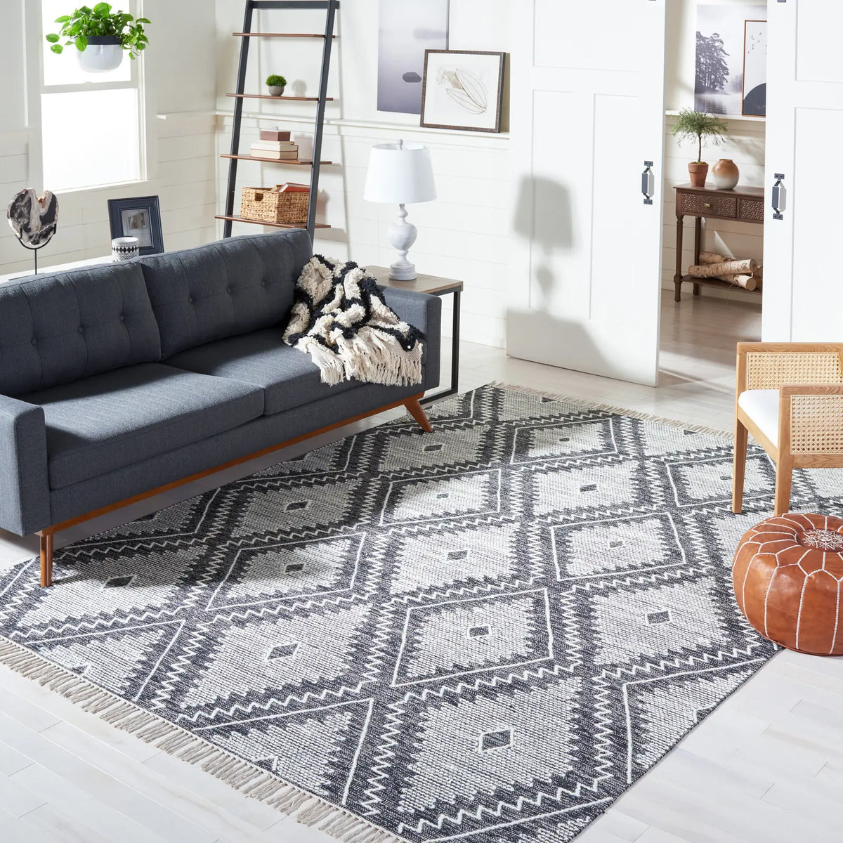 Safavieh Kilim 8'-0" x 10'-0" Rug in Ivory / Black