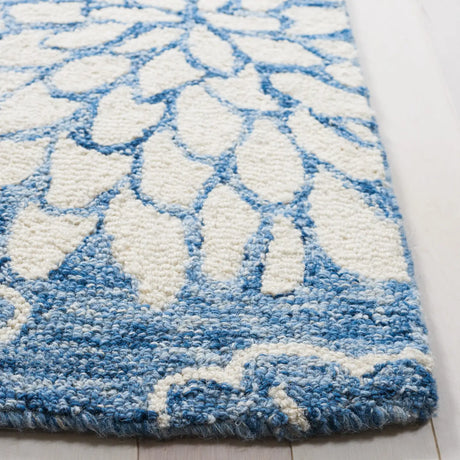 Safavieh Jardin 5'-0" x 8'-0" Rug in Blue / Ivory