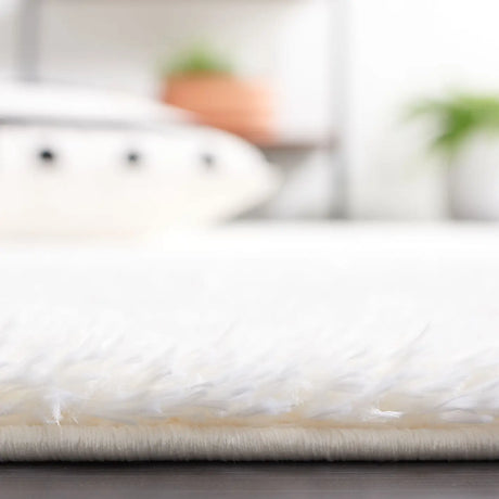 Safavieh Tahoe Shag 4'-0" x 6'-0" Rug in Ivory