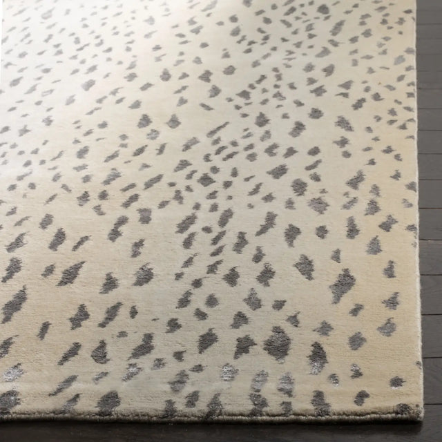 Safavieh Tibetan 4'-0" x 6'-0" Rug in Silver