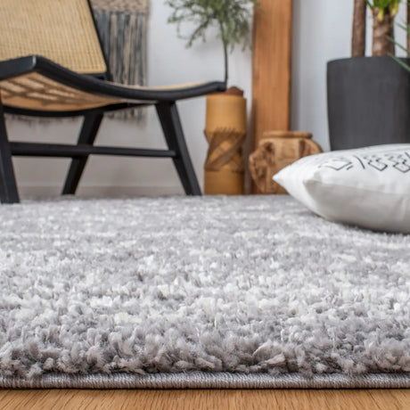Safavieh Arizona Shag 4'-0" x 6'-0" Rug in Grey / Ivory