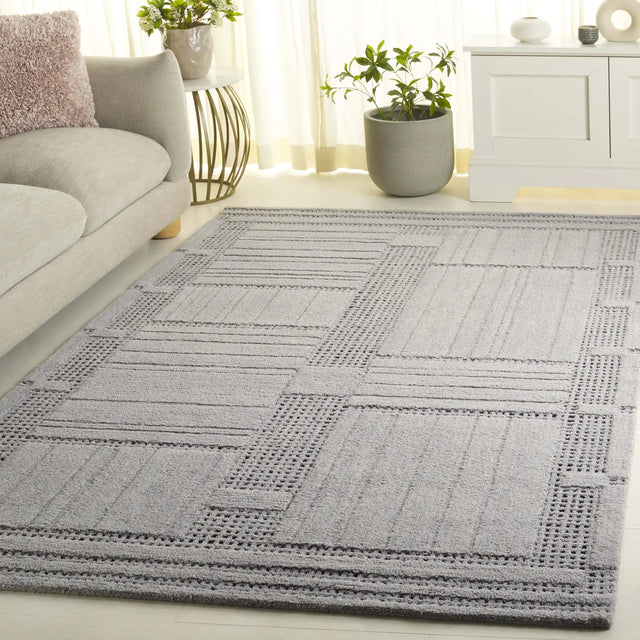 Safavieh Harvest 4'-0" x 6'-0" Rug in Silver / Grey