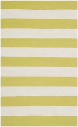 Safavieh Montauk 2'-6" x 4'-0" Rug in Green / Ivory