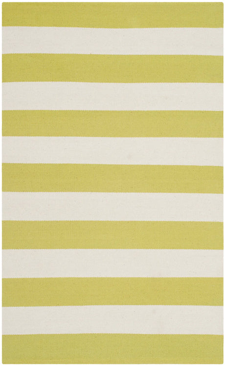 Safavieh Montauk 2'-6" x 4'-0" Rug in Green / Ivory