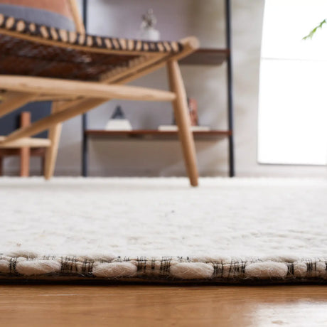 Safavieh Marbella 4'-0" x 6'-0" Rug in Ivory / Beige