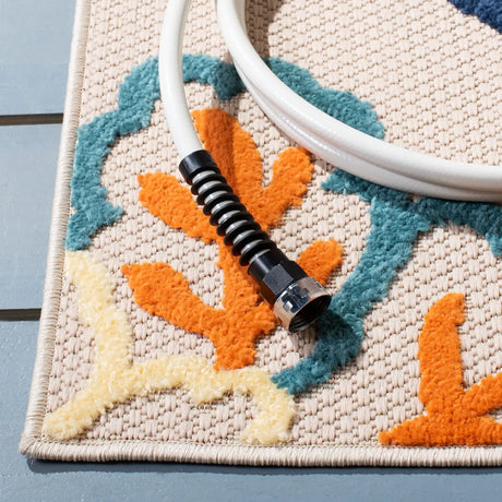 Safavieh Cabana 4'-5" x 6'-5" Rug in Ivory / Orange