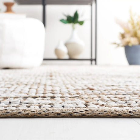 Safavieh Vintage Leather 4'-0" x 6'-0" Rug in Beige / Ivory