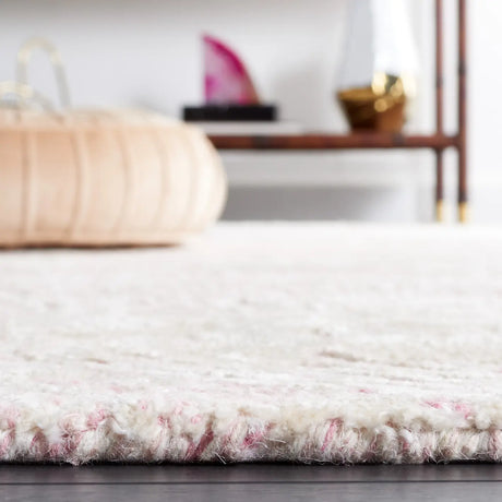 Safavieh Glamour 4'-0" x 6'-0" Rug in Pink / Ivory