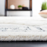 Safavieh Casablanca 4'-0" x 6'-0" Rug in Ivory / Black