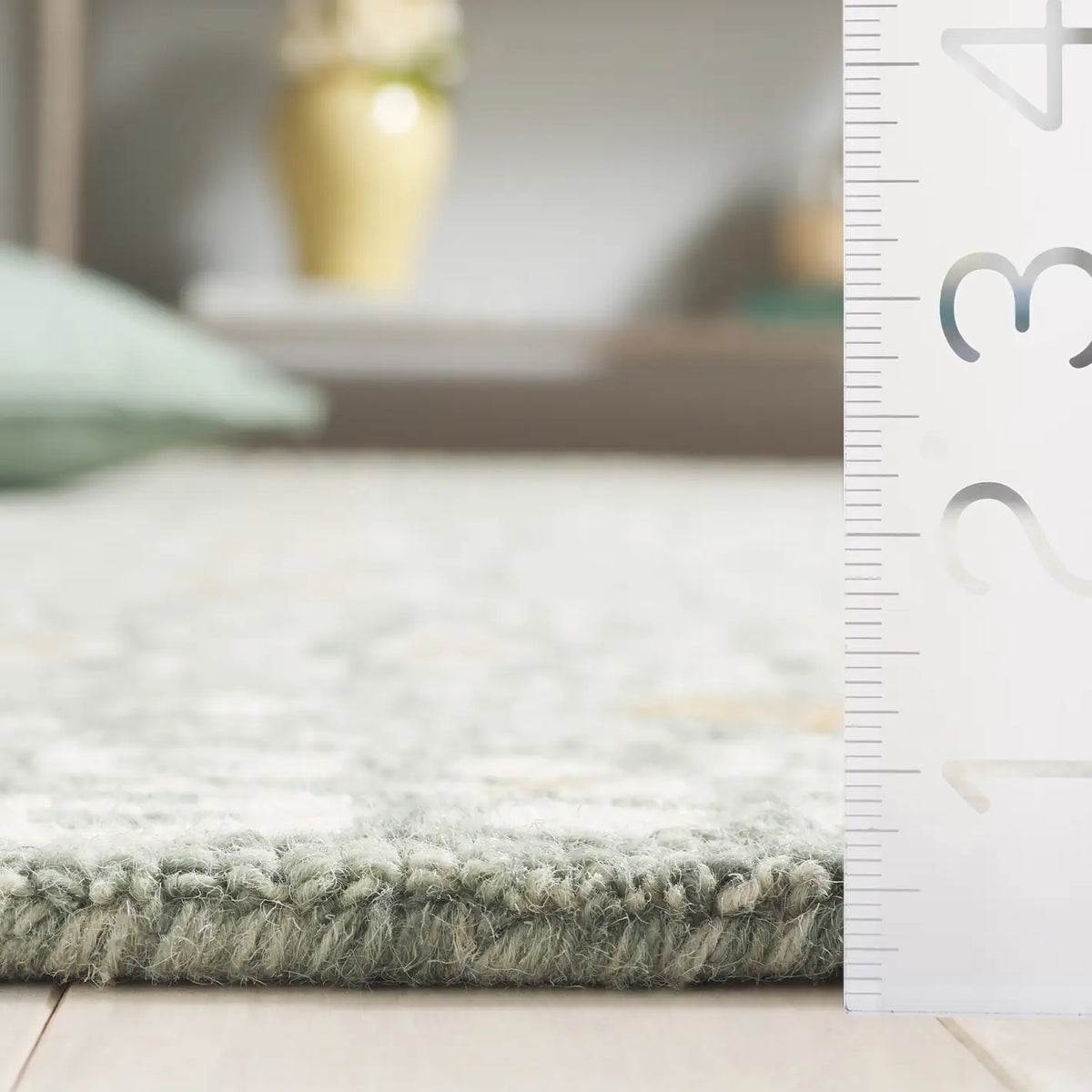 Safavieh Micro-Loop 4'-0" x 6'-0" Rug in Green / Ivory