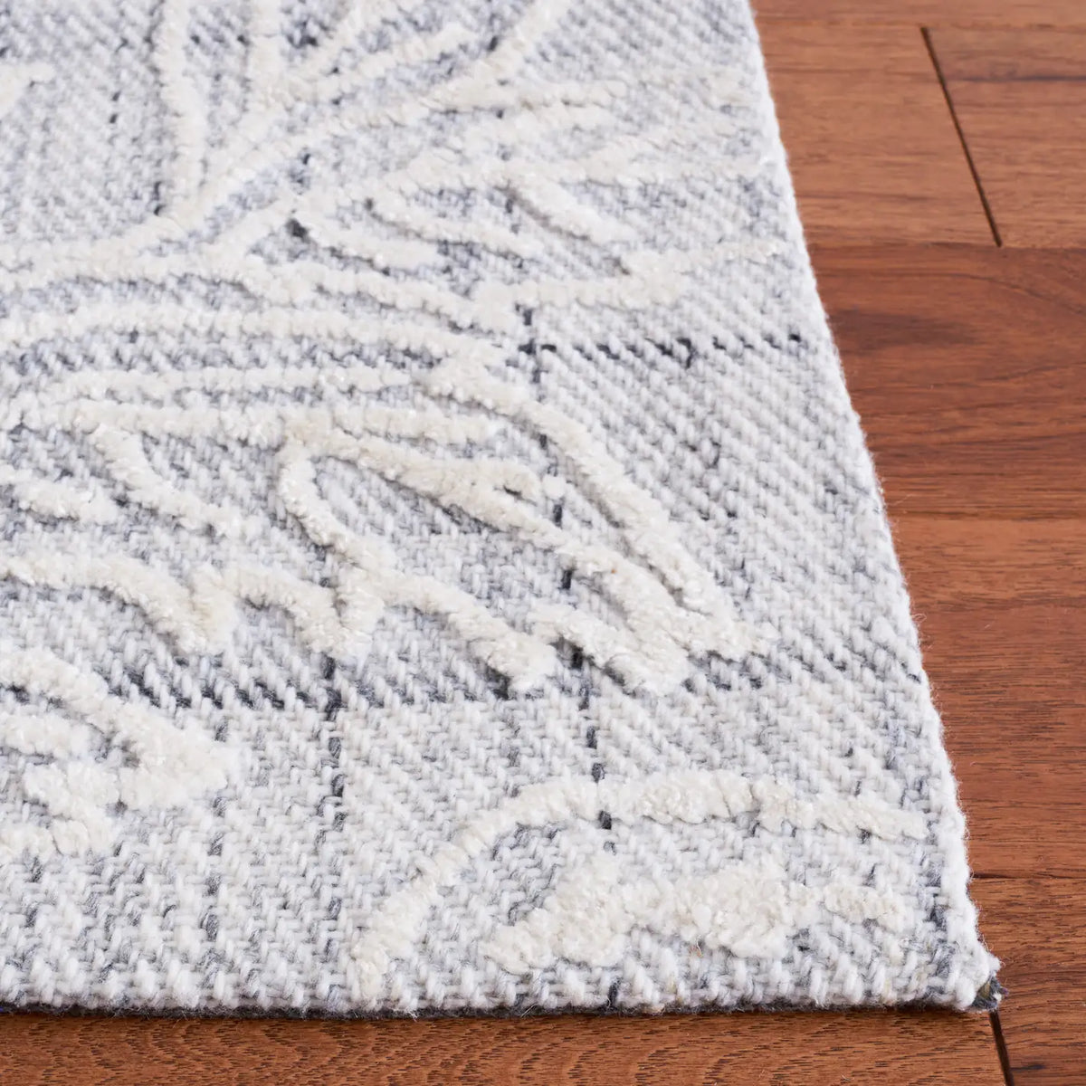 Safavieh Marbella 4'-0" x 6'-0" Rug in Grey / Ivory