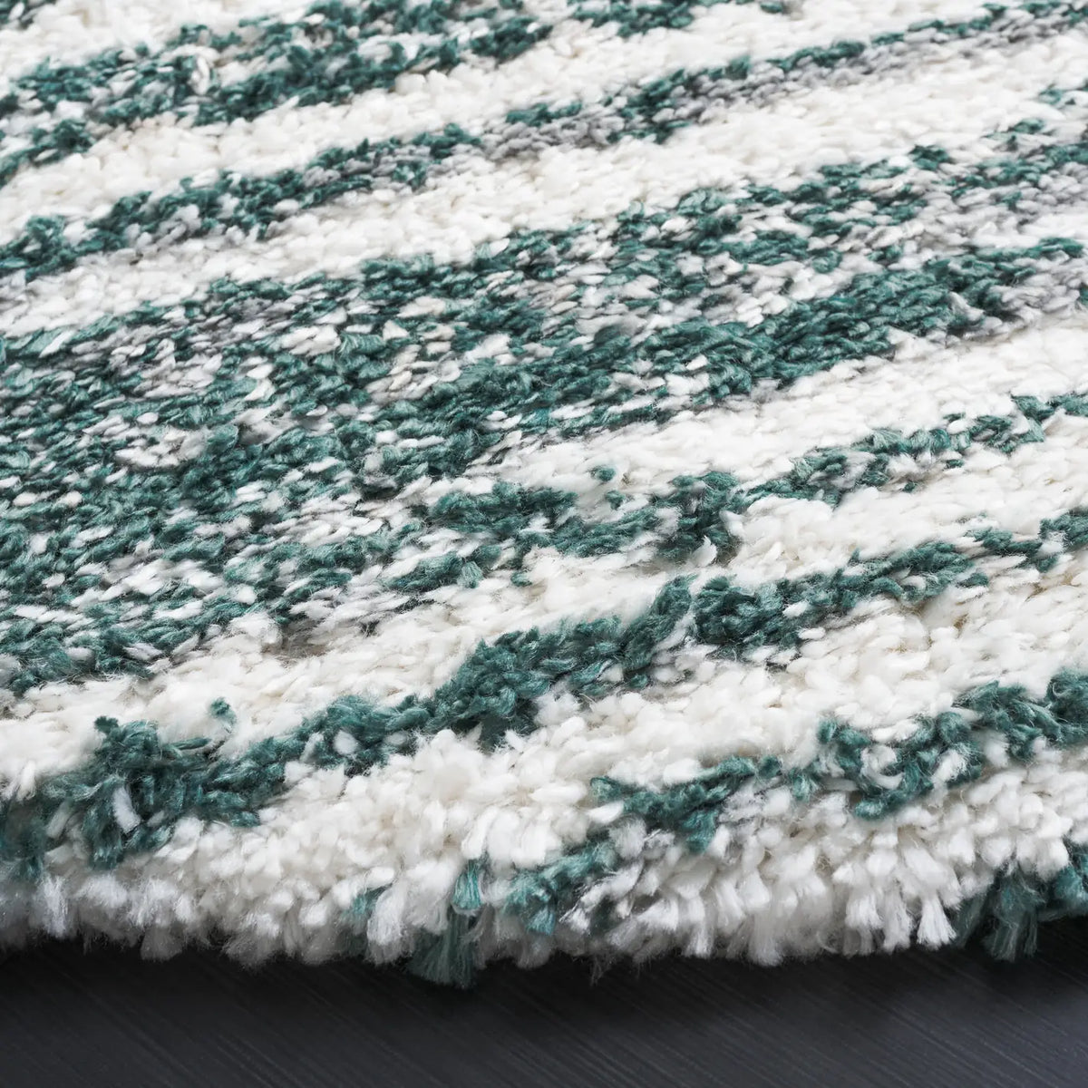 Safavieh Fontana Shag  800 6'-7" x 6'-7" Rug in Green / Ivory
