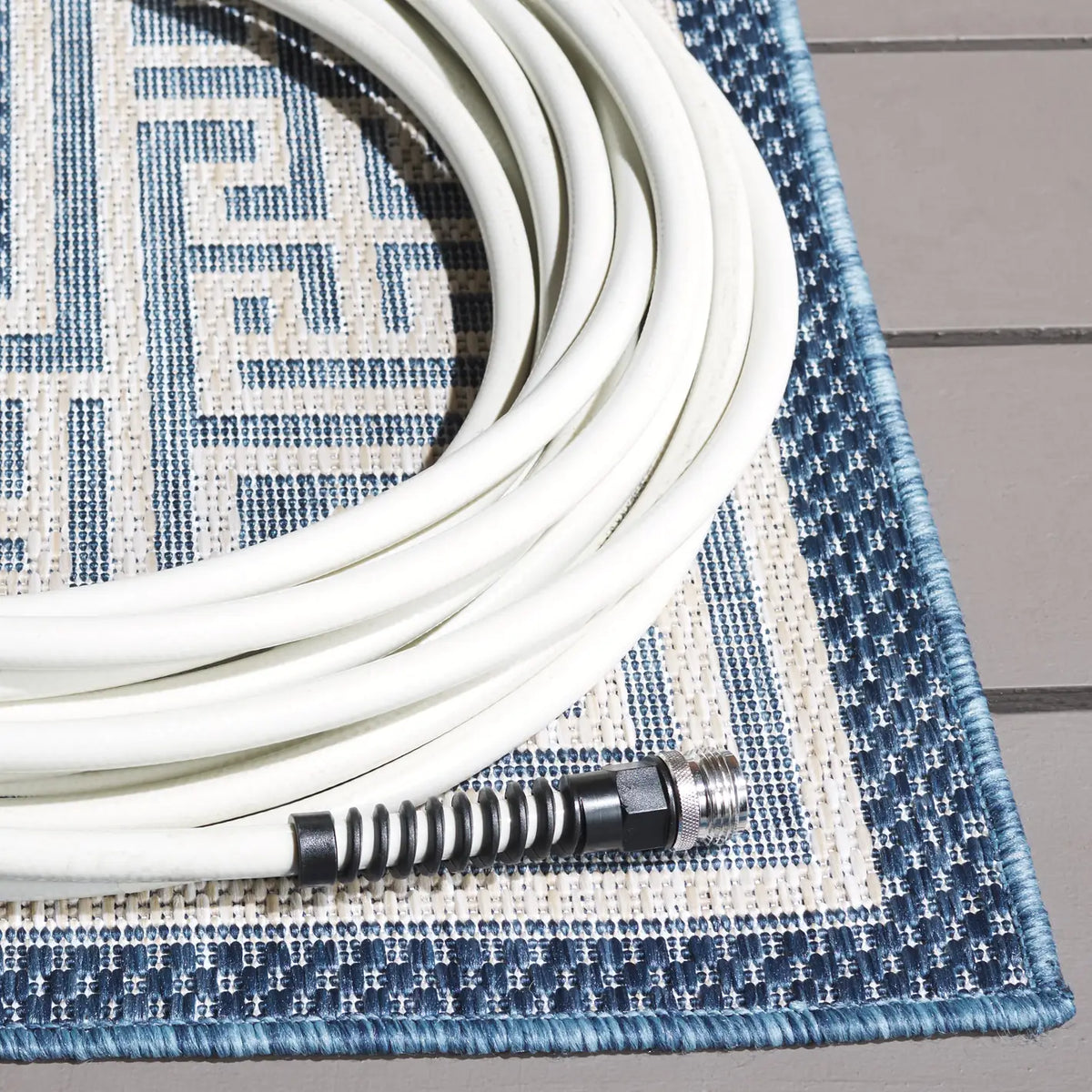 Safavieh Beach House 4'-0" x 6'-0" Rug in Blue / Ivory